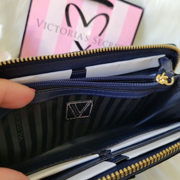🩷🩷Victoria’s Secret zip around Wallet🩷🩷 - Picture 4 of 6
